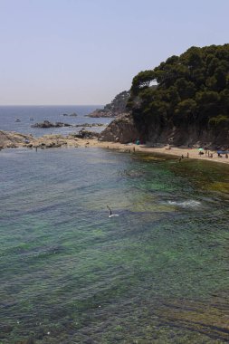 Kuzey İspanya 'da Costa Bravo plajında açık bir yaz gününde