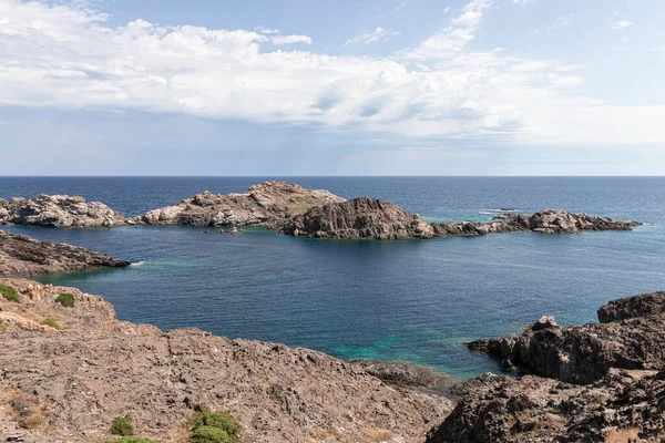 Kuzey İspanya 'da Costa Bravo plajında açık bir yaz gününde