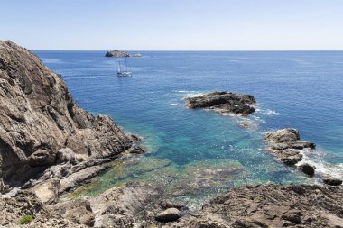 Mavi gökyüzü ve deniz, Cape de Creus 'ta, Girona' nın kuzeyinde Kadavra yakınlarında Costa Bravo 'da.