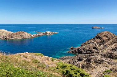 Mavi gökyüzü ve deniz, Cape de Creus 'ta, Girona' nın kuzeyinde Kadavra yakınlarında Costa Bravo 'da.