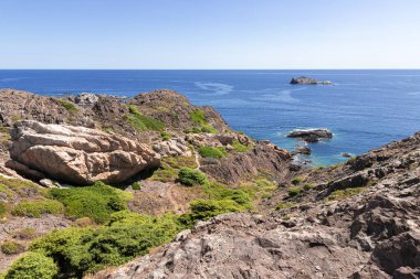 Mavi gökyüzü ve deniz, Cape de Creus 'ta, Girona' nın kuzeyinde Kadavra yakınlarında Costa Bravo 'da.