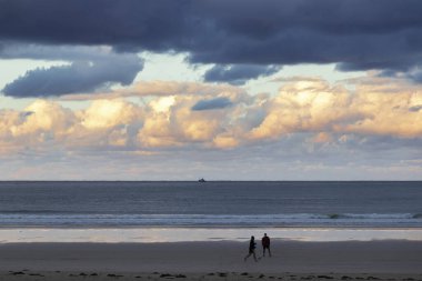 Kuzey İspanya 'da Laredo Sahili' nde mavi denizli insanlar yok.