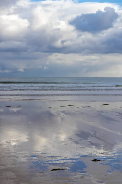 Plaża Laredo Północnej Hiszpanii Bez Ludzi Błękitnym Morzem — Zdjęcie stockowe