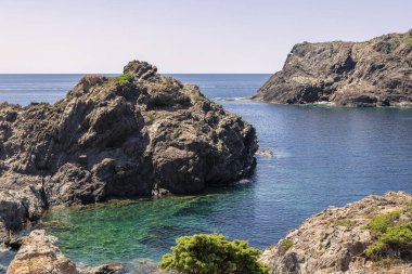 İspanya 'nın kuzeyinde açık bir yaz gününde kayalık bir sahil.