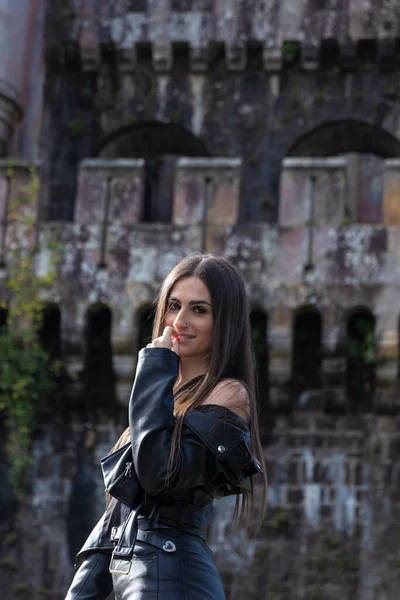 Portrait Jolie Jeune Femme Brune Vêtue Une Veste Cuir Devant — Photo