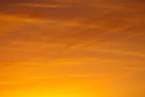 Gün batımında dramatik bulutlu gökyüzü