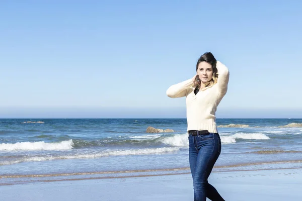 Jonge Vrouw Wandelen Langs Het Strand Een Zonnige Dag Het — Stockfoto