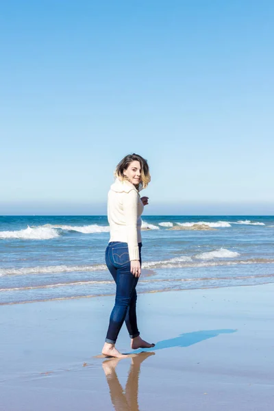 Jonge Vrouw Wandelen Langs Het Strand Een Zonnige Dag Het — Stockfoto