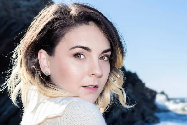 Retrato Mujer Joven Suéter Lana Aire Libre — Foto de Stock