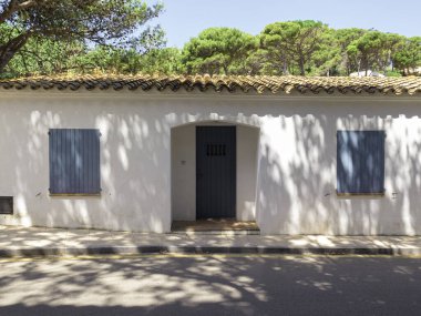 Dostlar kasabasındaki bir yazlık evin cephesinde, İspanya 'da Akdeniz' de Girona 'nın kosta brava' sında