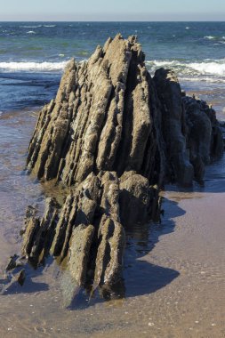 Vezaya 'nın Sopelana plajında kaya oluşumu