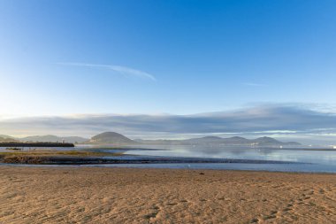 Kuzey İspanya 'da Laredo plajı, gün batımında Cantabria' nın özerk bölgesinde.