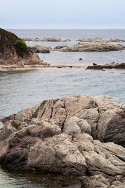 İspanya 'nın kuzeyinde açık bir yaz gününde kayalık bir sahil.