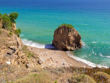 İspanya 'nın kuzeyinde açık bir yaz gününde kayalık bir sahil.