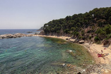 İspanya 'nın kuzeyinde açık bir yaz gününde kayalık bir sahil.