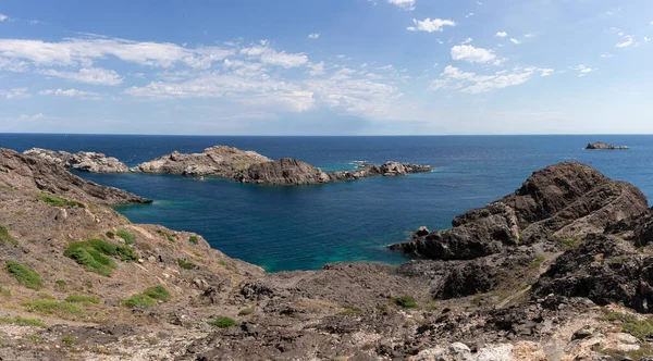 夏の晴れた日にスペイン北部の岩だらけの海岸で — ストック写真