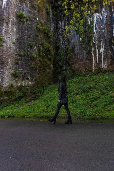 Joven Morena Vestida Con Ropa Cuero Caminando — Foto de Stock