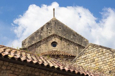 İspanya 'daki eski taş kilise