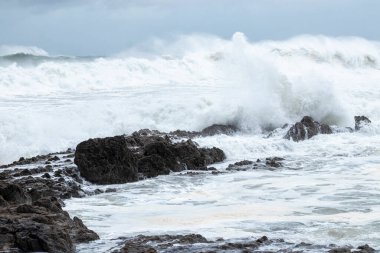 Bakio kasabasındaki Bizkaia kıyısında deniz fırtınası