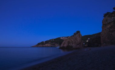 Gün doğumunda Girona 'da Costa Brava plajı