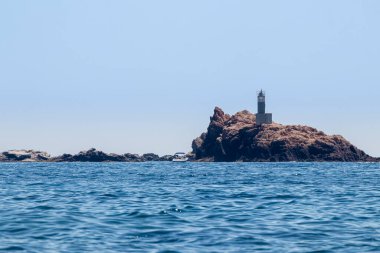 Giron 'daki Costa Bravo' da turkuaz su koyunda güzel bir yaz günü.