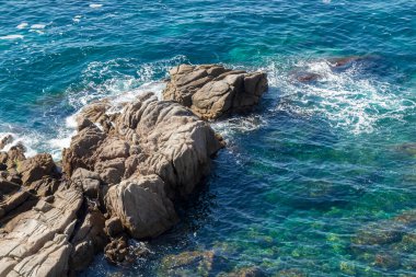 Giron 'daki Costa Bravo' da turkuaz su koyunda güzel bir yaz günü.