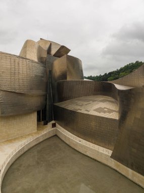 Bilbao şehrindeki fütürist titanyum müzesi