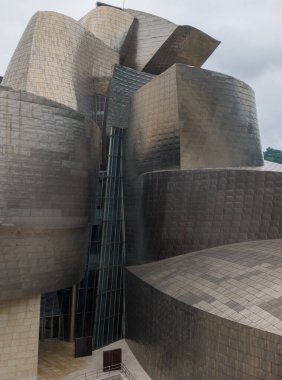 Bilbao şehrindeki fütürist titanyum müzesi