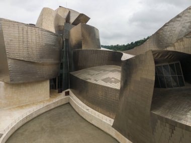 Bilbao şehrindeki fütürist titanyum müzesi