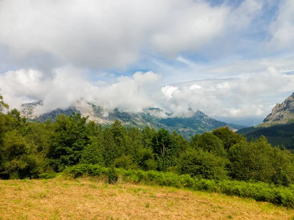 Góry Urkiola Naturalny Park Dzień Niskich Chmur — Zdjęcie stockowe