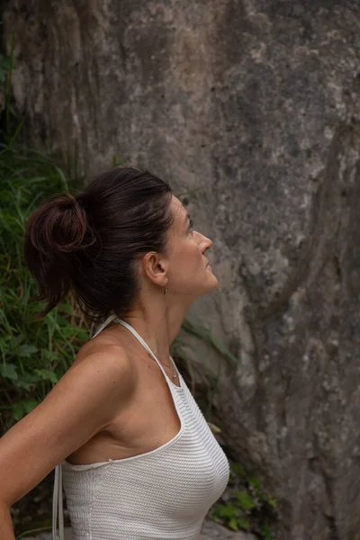 Woman Profile Dressed White Mountain Looking Profile Right — ストック写真