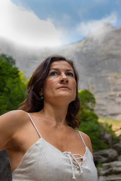 Vrouw Poseren Natuur Met Een Tank Top Berg Achtergrond — Stockfoto
