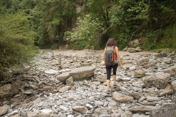 背中にリュックを背負ったまま山を歩く女 — ストック写真