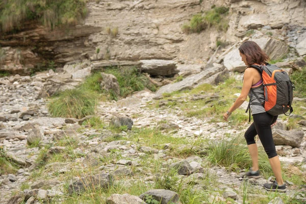 Vrouw Loopt Door Mount Met Een Rugzak Haar Rug — Stockfoto
