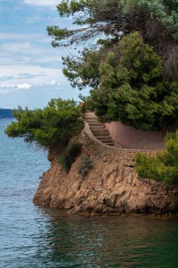 Girona ilinin Begur ilçesindeki sahil şeridinde merdiven var.