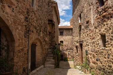 Girona ilinin dağlarındaki ortaçağ köyü