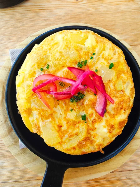 Tortilla Española Servida Una Sartén Sobre Una Mesa Madera — Foto de Stock