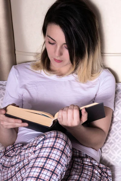 Kvinna Läser Sängen Vit Shirt Och Rutig Pyjamas — Stockfoto
