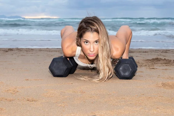 Blondine Kvinde Laver Push Ups Stranden Ved Havet Ved Solnedgang - Stock-foto