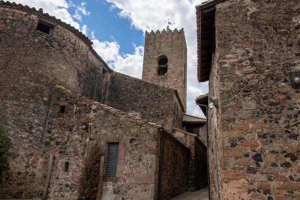 ジローナ県の山の中の中世の村 ロイヤリティフリーのストック画像