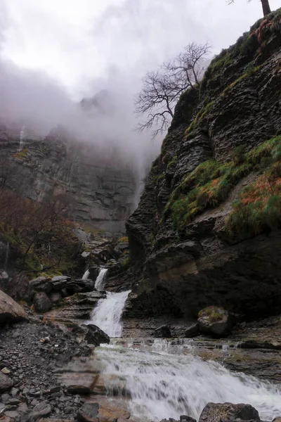 乌云密布的一天 西班牙北部 阿拉瓦省的纳维翁的降生瀑布 — 图库照片