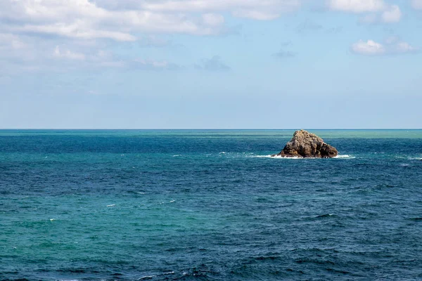 Samotna Skała Morzu Śródziemnym Słoneczny Letni Dzień Morzem Błękitnym Niebem — Zdjęcie stockowe
