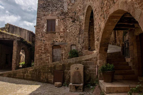 ジローナ県の山の中の中世の村 ストック写真