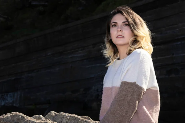 Mulher Loira Olhando Para Horizonte Pensativo Vestindo Uma Camisola — Fotografia de Stock