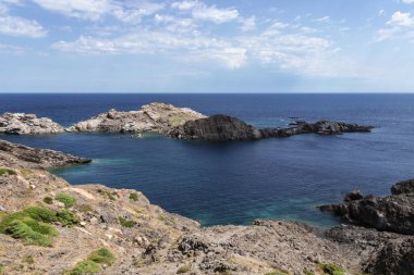 Kuzey İspanya 'da Cap de Creus' ta güneşli bir yaz günü