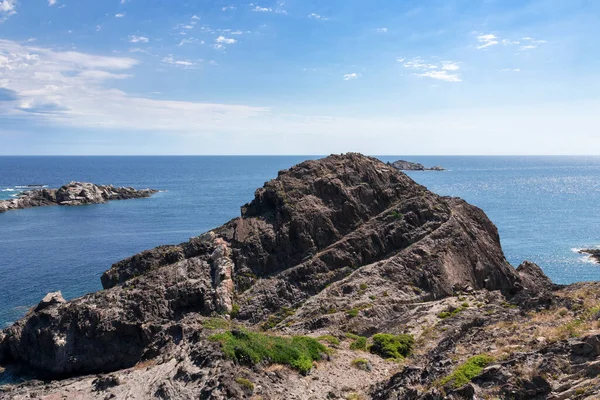 Skaliste Wybrzeże Słoneczny Letni Dzień Cap Creus Północnej Hiszpanii — Zdjęcie stockowe