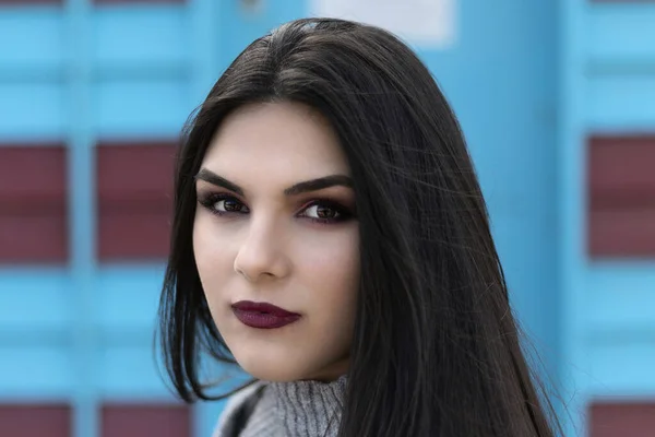 Retrato Uma Mulher Cabelos Pretos Bonita Com Fundo Azul Vermelho — Fotografia de Stock