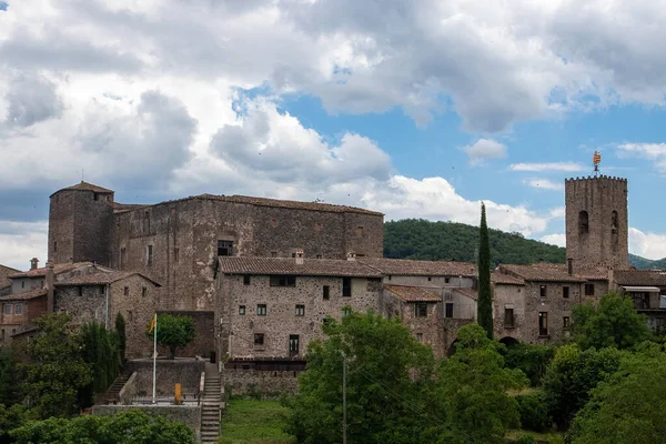 ジローナ県の山の中の中世の村 — ストック写真