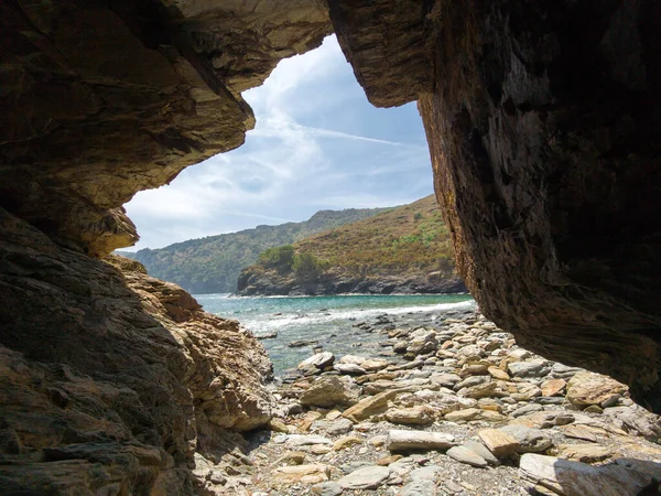 Grotte Dans Une Crique Sur Costa Brava Par Une Journée — Photo