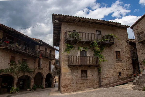 Girona Ilinin Dağlarındaki Ortaçağ Köyü — Stok fotoğraf